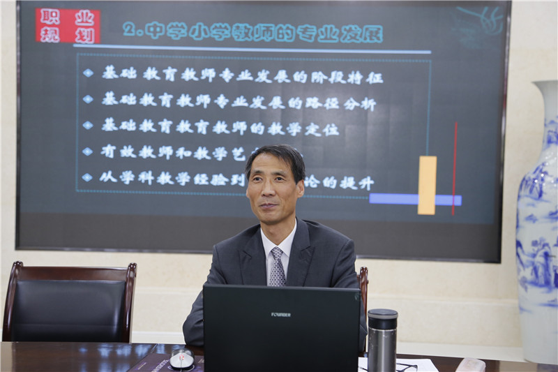 1589852221227057.jpeg 我校许景敏老师做报告.jpg