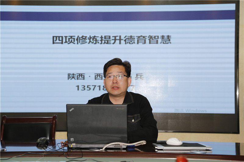 1589852275738218.jpeg 我校杨兵老师做报告.jpg