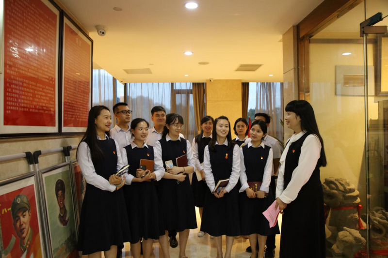 1593596292995464.png 党员们和权小红书记在进行思想交流.png