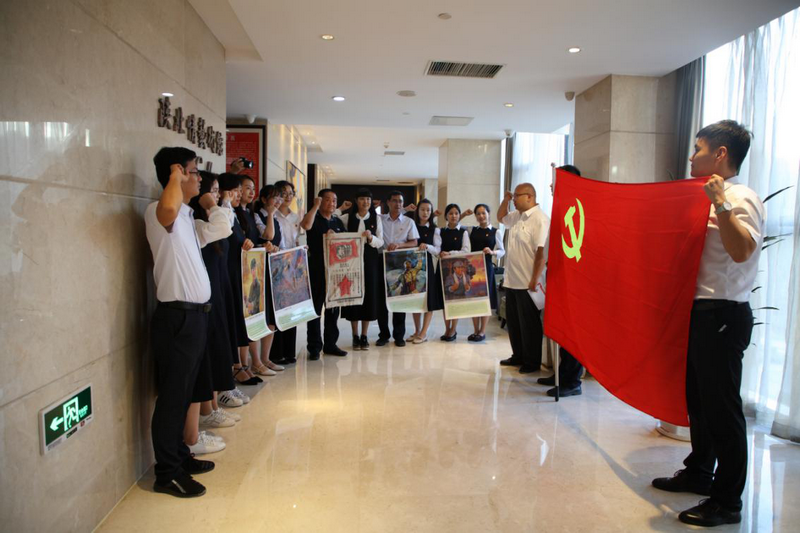 1593596341496717.png 党员们在宣传委员张炳勇同志的带领下重温入党誓词.png