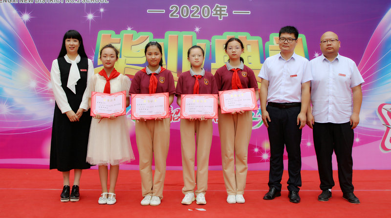 1594277978509851.jpeg 10、校领导为学生颁发荣誉证书.jpg