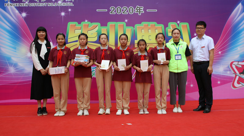 1594426919443061.jpeg 图片3我校执行校长权小红、总务主任李磊与我校垃圾分类宣传员清尘环保公司张雪秋共同为获奖学生颁奖.jpg