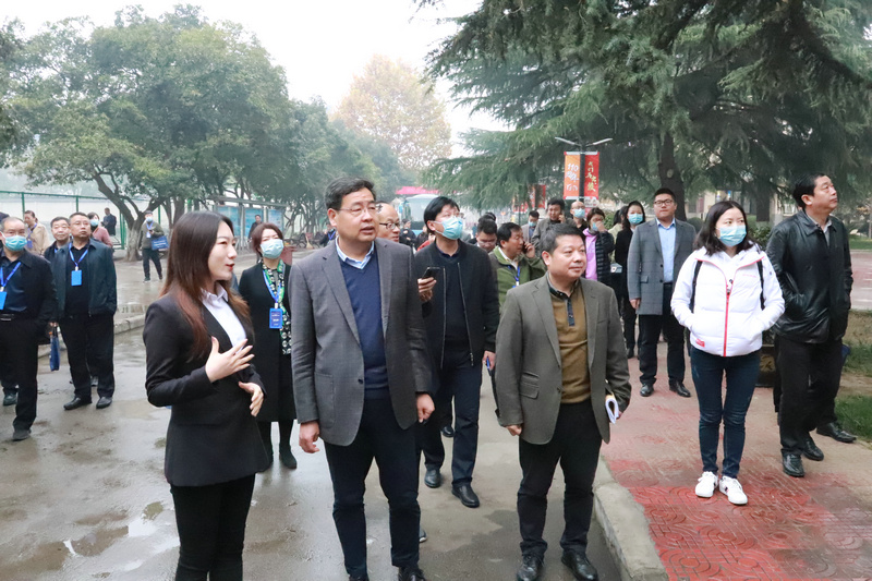 1交流活动的领导参观校园.JPG