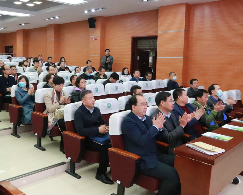 4陕西师大附中副校长冯军陪同交流活动.jpg